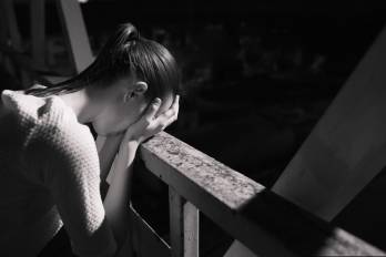 Los chatbots de IA pueden generar vínculos emocionales intensos que sustituyen redes de apoyo reales, aumentando el riesgo en personas con pensamientos suicidas.