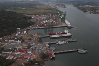 Vista del puerto de Rodman, Corozal y las esclusas de Miraflores del Canal de Panamá.