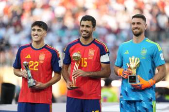 Los jugadores de España Pau Cubarsí (izq.), Rodri Hernández y Unai Simón.