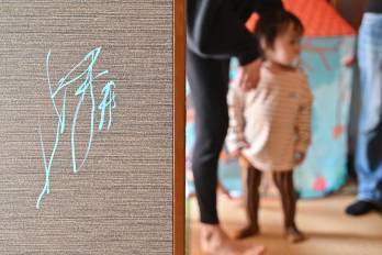 Las pinturas abstractas de Pulgarcita se venden por 33.000 yenes (230 dólares).