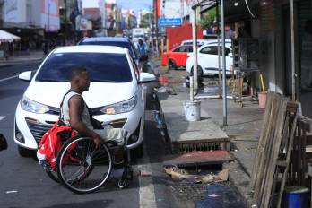 La mayoría de las aceras de las calles panameñas no están adaptadas para personas en sillas de ruedas.