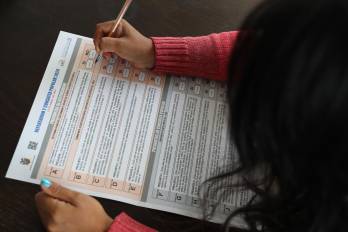 Fotografía de archivo de una papeleta que muestra las preguntas del referendum, a realizarse el próximo 21 de abril, este lunes en Quito (Ecuador).