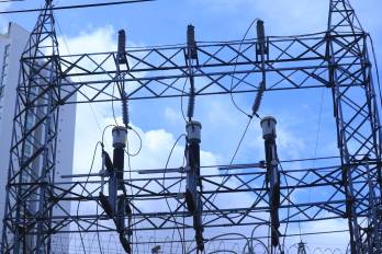 La distribución y generación de energía en el país está bajo la administración de tres empresas.