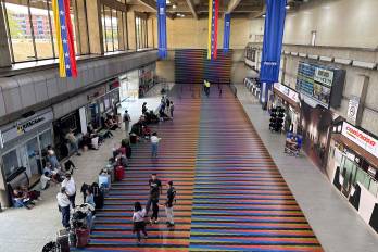Fotografía de archivo de personas en el Aeropuerto Internacional de Maiquetía Simón Bolívar en La Guaira (Venezuela). EFE/ Ronald Peña