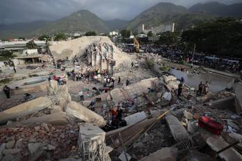 Mientras continúan las operaciones, los equipos de emergencia nacionales e internacionales mantienen los esfuerzos para localizar a más sobrevivientes.
