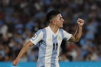 Thiago Almada de Argentina celebra un gol en foto de archivo.