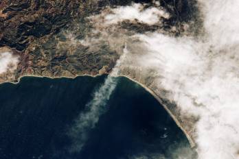 Una imagen satelital proporcionada por el Observatorio de la Tierra de la NASA muestra el humo de los incendios forestales y las nubes sobre Los Ángeles, California.