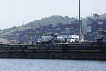 Fotografía de archivo de un barco portacontenedores transita del Atlántico rumbo al Pacifico a través del Canal de Panamá, el 17 de enero del 2024, en Ciudad de Panamá (Panamá).