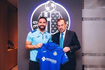El jugador Dani Carvajal junto al presidente del Getafe, Ángel Torre.