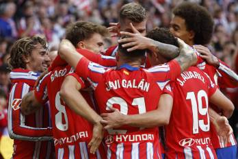 El delantero francés del Atlético de Madrid Antoine Griezmann (i) celebra junto a sus compañeros.