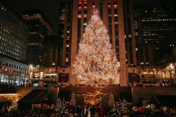 El árbol de Navidad del Rockefeller Center se enciende por primera vez esta temporada durante la ceremonia anual de encendido en Nueva York.