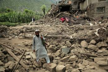 Un hombre camina sobre los escombros junto a una casa dañada tras un terremoto en Kunar, Afganistán, el 1 de septiembre de 2025.