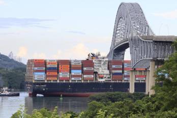 Un buque portacontenedores cruza el Canal de Panamá, en una fotografía de archivo. EFE/ Bienvenido Velasco