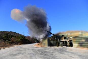 El ejército surcoreano respondió ayer viernes con maniobras con fuego real a los ensayos de artillería realizados poco antes por Corea del Norte