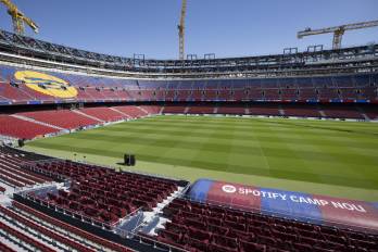 Vista panorámica del Camp Nou aún en construcción.