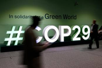 Los asistentes pasan junto al logotipo de la COP29 durante la Conferencia de las Naciones Unidas sobre el cambio climático.