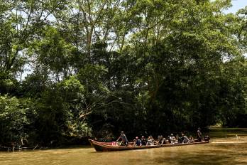 Personas navegan en canoas por el río Indio durante una protesta contra el proyecto de Río Indio, en Limón de Chagres, provincia de Colón, Panamá, el 25 de abril de 2026.