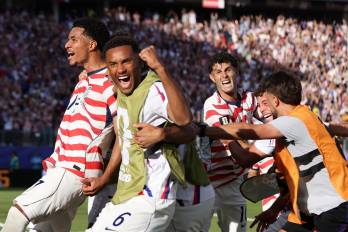 Jugadores de Estados Unidos celebran un gol ante Bosnia y Herzegovina.