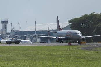 Fotografía de un avión que transporta migrantes venezolanos detenidos en El Salvador con destino a Venezuela este viernes, en el aeropuerto Internacional San Oscar Romero en San Luis Talpa (El Salvador).