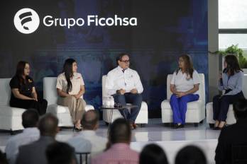 El vicepresidente de Comunicación Corporativa del Grupo Financiero Ficohsa, Germán Castañeda (c), participa junto a la propietaria de Baleadas Kennedy, Ninfa Andino (i), la representante de Farmacia Vía Solidaria, Yeimy Acosta (2-i), la maestra del Centro Fundación Ficohsa, Esmelita Castro (2-d) y la colaboradora del Grupo Ficohsa, Kristeen Flores, durante la presentación del informe 'Memoria de Sostenibilidad 2025', en Tegucigalpa (Honduras).