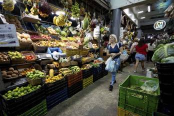 Una persona camina en el mercado de Quinta Crespo el 22 de diciembre de 2025, en Caracas (Venezuela).
