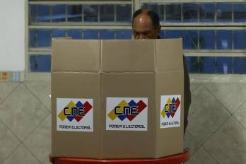 Un hombre vota este domingo, en un centro de votación en Caracas.