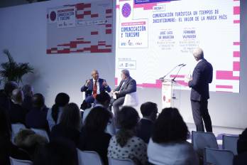 El ministro de Turismo de Cabo Verde, José Luis Sá Nogueira (i), y el CEO de Grupo RV Edipress, Fernando Valmaseda Rodríguez (2i), participan en la I Cumbre Internacional de Comunicación y Turismo celebrada en el marco de Fitur 2026, este viernes en Madrid.