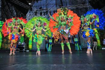 Las reinas de los cuatro días de carnaval engalanadas con sus coloridos vestuarios, dieron inicio al jolgorio del día lunes.