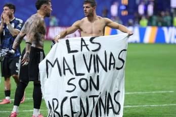 Los jugadores de Argentina muestran una pancarta que dice en español: ‘Las Malvinas son argentinas’, tras ganar el partido de semifinales de la Copa del Mundo de Fútbol 2026 entre Inglaterra y Argentina, en el Atlanta Stadium, en Atlanta, el 15 de julio.