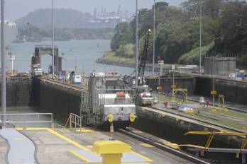 Fotografía de archivo de un barco pasando por una de las esclusas en el Canal de Panamá.
