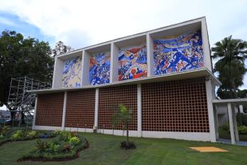 El mural consta de cuatro secciones que reflejan aspectos significativos de la historia.