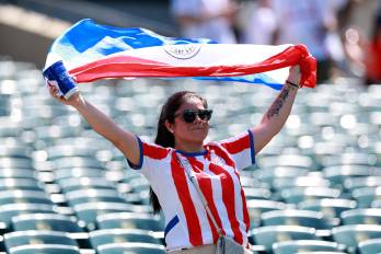 Aficionada de Paraguay anima desde las gradas antes del partido de los octavos de final de la Copa Mundial de la FIFA 2026 entre Paraguay y Francia, en el estadio de Filadelfia.