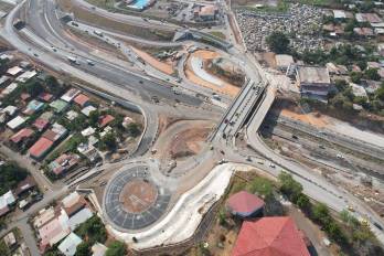 En diciembre de 2023, el proyecto de ampliación de la carretera Panamericana, tramo: Puente de Las Américas–Arraiján registraba un 80% de avance físico.