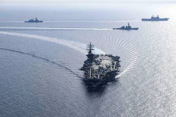 Esta foto, publicada por el Servicio de Distribución de Información Visual del Departamento de Defensa muestra al portaaviones de clase Nimitz USS Dwight D. Eisenhower (CVN 69) de la Marina y a los destructores de misiles guiados de clase Arleigh Burke USS Laboon (DDG 58) y USS Gravely.