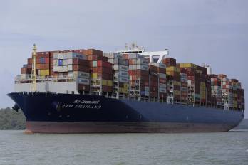 Buque portacontenedor transita, el 7 de diciembre del 2023, por la ruta del canal de Panamá (Panamá).
