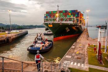 Un buque portacontenedores cruza por las esclusas del Canal de Panamá.