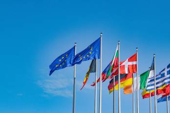 Imagen de Unión europea, Parlamento europeo y banderas.