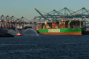 Operaciones en el puerto de Los Ángeles: La terminal registró un volumen récord impulsado por el comercio con Asia.