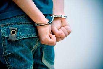 La mayoría de los adolescentes que caen en el mundo criminal tiene entre 15 y 17 años.