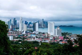 Panamá tiene el privilegio de ser sede de este primer foro internacional de la CAF el cual se convoca en un momento en que el mundo está patas arriba y todos los pronósticos del futuro inmediato tienen espinas.