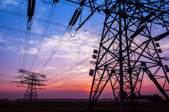 La electricidad tiene una estructura de costos en la que intervienen la generación, transmisión, distribución y comercialización.