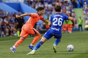 El delantero del FC Barcelona Roony Bardghji (izq.).