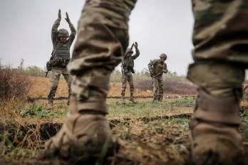 Lo que comenzó como una búsqueda de mejores ingresos terminó con un contrato militar, un viaje a Rusia y su llegada a una zona de guerra.