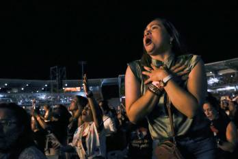 Fanáticas cantando en el concierto de Chayanne en Panamá como parte de su gira ‘Bailemos otra vez’.