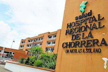 Con 25 años de funcionamiento, el hospital Nicolás Solano muestra paredes descascaradas, pasillos abiertos sin aire acondicionado y un deterioro que refleja años de desidia estatal
