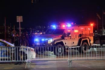 Efectivos de la policía neoyorquina esperan al presidente Nicolás Maduro para trasladarlo a prisión.