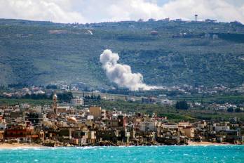 Se eleva humo desde el lugar de un bombardeo israelí en la aldea libanesa de Qlaileh, en el sur del Líbano, visto desde la cercana ciudad de Tiro el 25 de marzo.