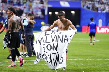 Giovani Lo Celso, de Argentina, celebra la victoria y sostiene una pancarta tras ganar el partido de semifinales de la Copa Mundial de la FIFA 2026 entre Inglaterra y Argentina, en el Estadio de Atlanta.