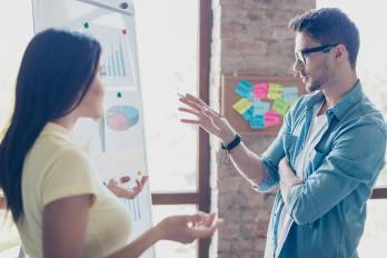 Los coaches profesionales y éticos trabajan codo a codo con sus clientes para identificar sus metas, desafíos y áreas de desarrollo.