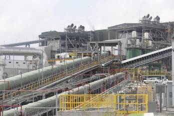 Mientras algunos sectores destacan su aporte económico, otros advierten sobre los riesgos ambientales y sociales de esta actividad.